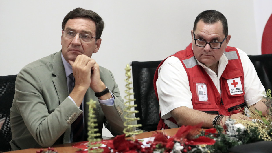 El embajador de España en Honduras, Diego Nuño García (i),y el presidente nacional de la Cruz Roja Hondureña, José Juan Castro