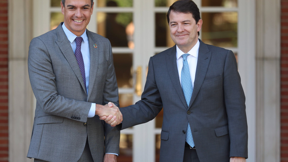 El jefe del Ejecutivo, Pedro Sánchez, y el presidente de la Junta de Castilla y León, Alfonso Fernández Mañueco