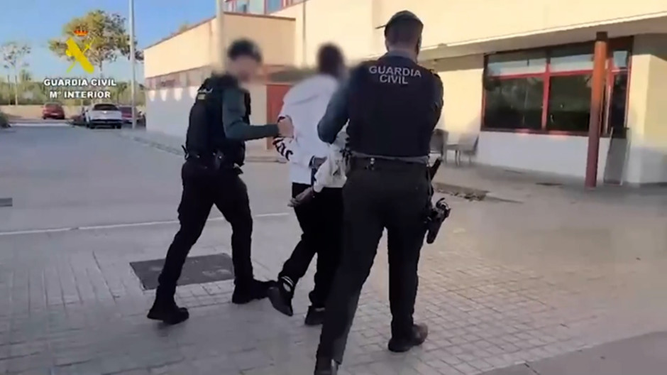 La Guardia Civil detiene a un hombre que viajaba con 17 kilos de cocaína en su maleta