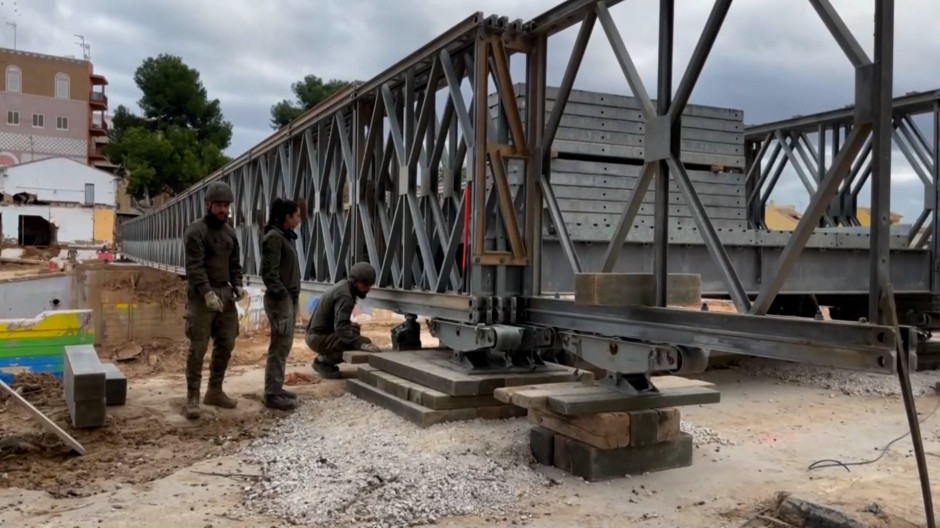 El ejército construye un puente en Picanya para conectar los municipios afectados por la DANA