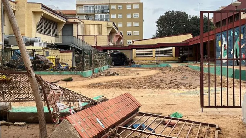 Muere un operario en el derrumbe de un colegio de Masanasa afectado por la DANA