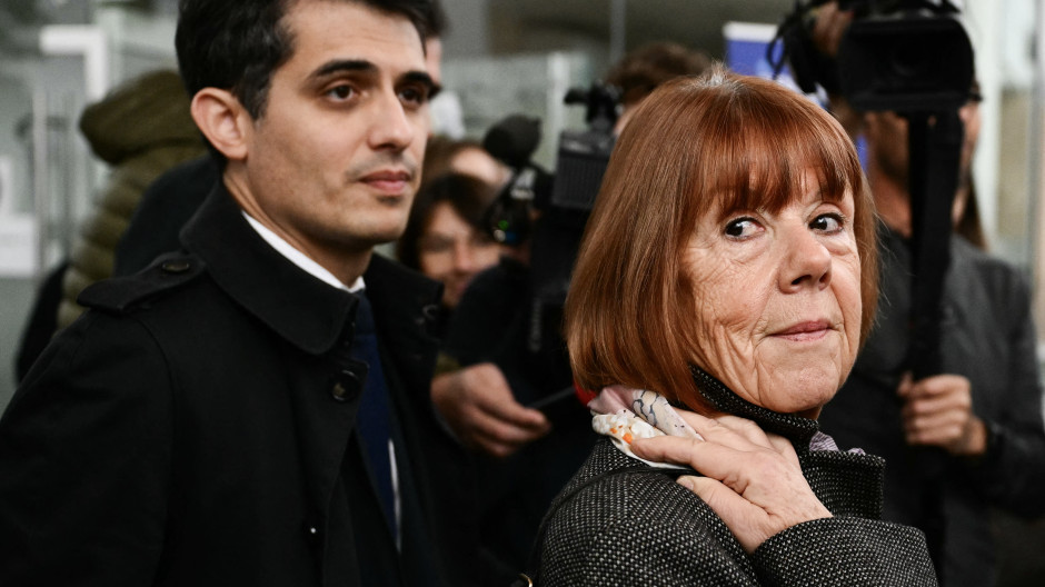 Gisele Pelicot observa (centro) junto a su abogado Stéphane Babonneau (izq.) mientras sale del juzgado de Aviñón