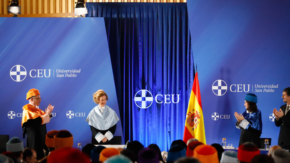 Doña Sofía, recibida entre aplausos en el aula magna de la Universidad CEU San Pablo