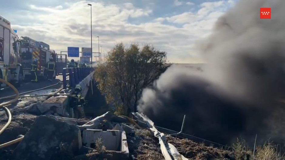 Dos camiones caen por un terraplén de la M-50 y dejan dos heridos, intenso humo y kilómetros de atascos