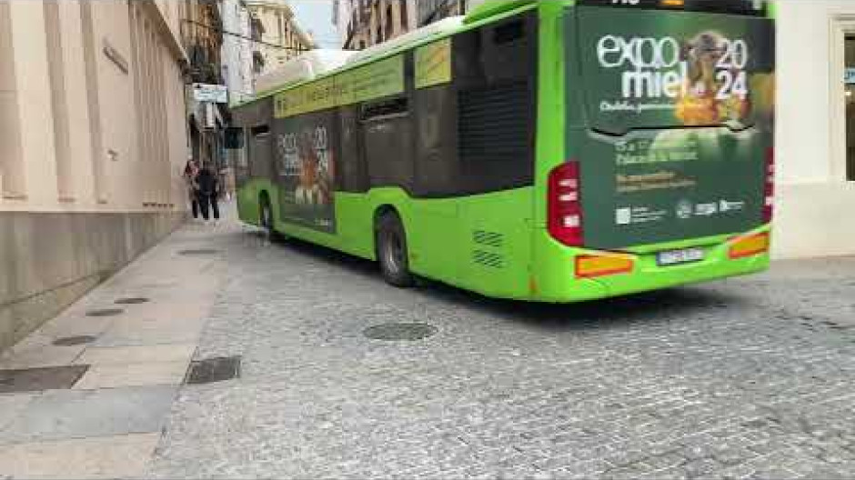 La calle recupera el tráfico rodado tras dos meses de obras