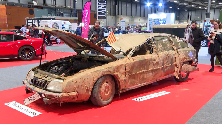 Coche cubierto de barro en Retromóvil Madrid