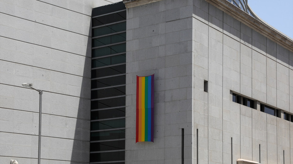 El Congreso de los Diputados coloca la bandera LGTBI en el acceso de la esquina de la Carrera de San Jerónimo en 2019