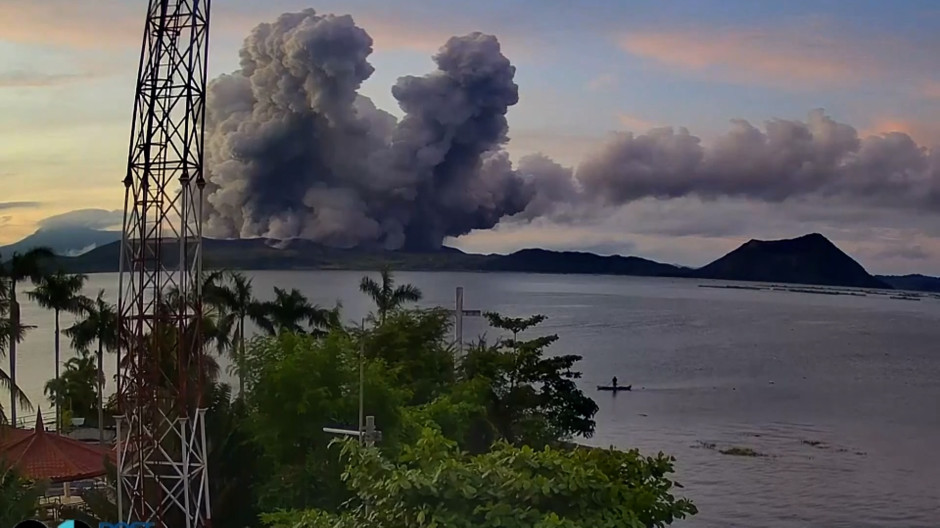 El volcán Taal en Filipinas escupe una columna de ceniza de 600 metros de altura