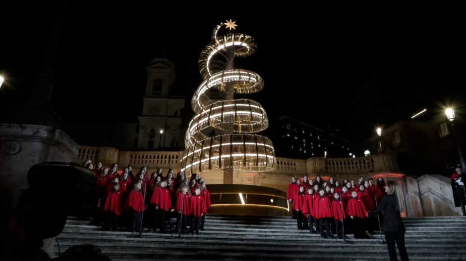 Plaza España de Roma adornada con un árbol de Navidad