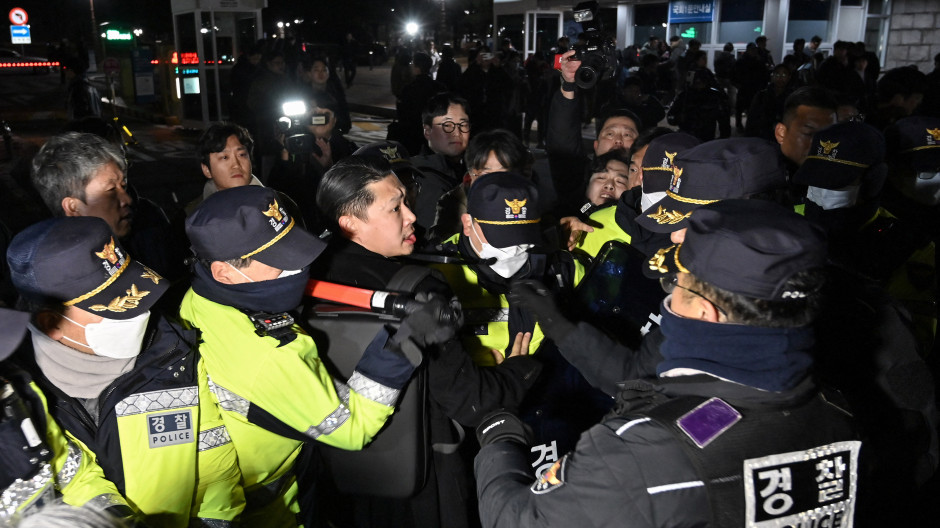 La Policía intenta contener a las personas que intentan ingresar a la Asamblea Nacional en Corea del Sur