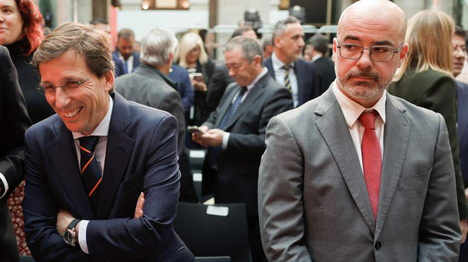 Almeida junto al delegado del Gobierno en Madrid