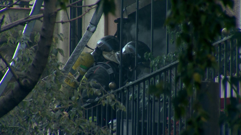 Un agente de la policía urbana de Barcelona,  salva la vida a dos personas en un incendio