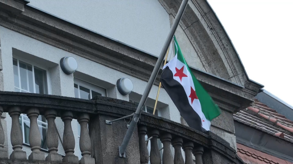 La embajada siria en Berlín iza la bandera de los rebeldes