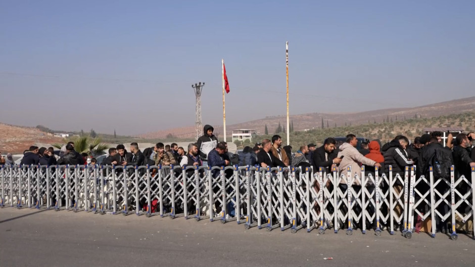 Refugiados sirios en Turquía esperan en la frontera para cruzar a Siria
