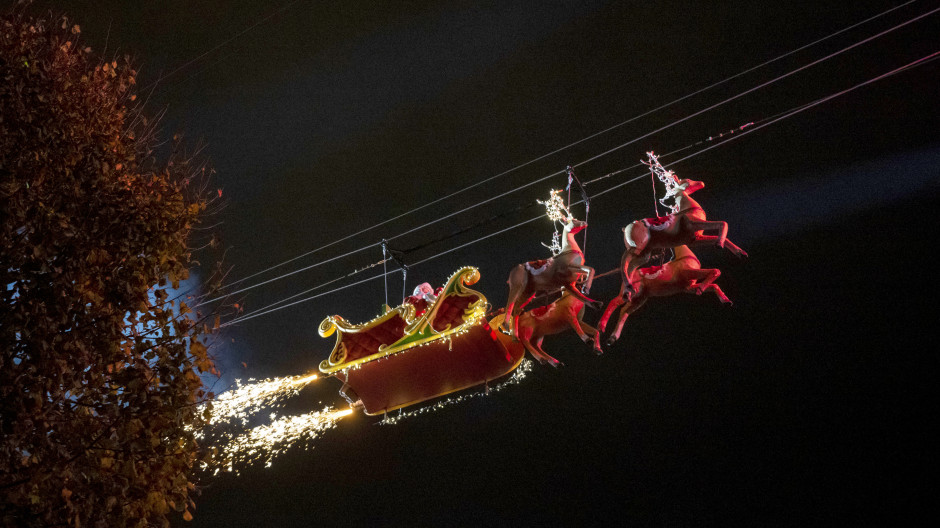 El trineo de Papá Noel suspendido en el aire