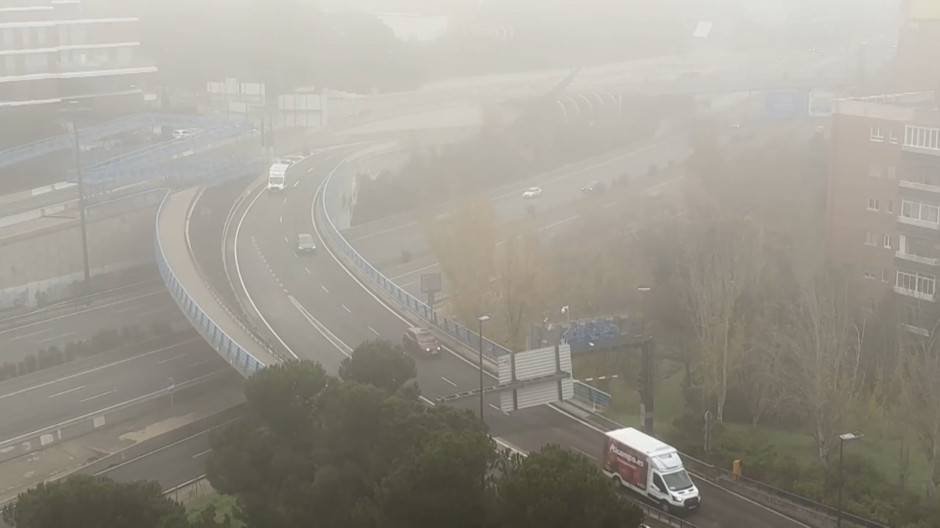 Las carreteras de Madrid amanecen cubiertas por la niebla