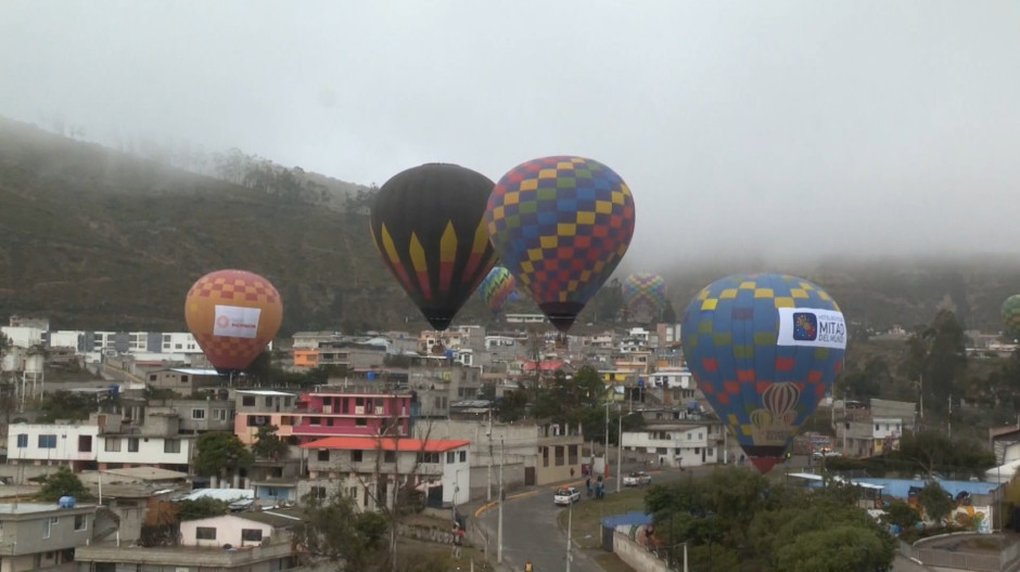 El cielo andino se llena de globos de aire en el Festival Internacional de Globos Aerostáticos