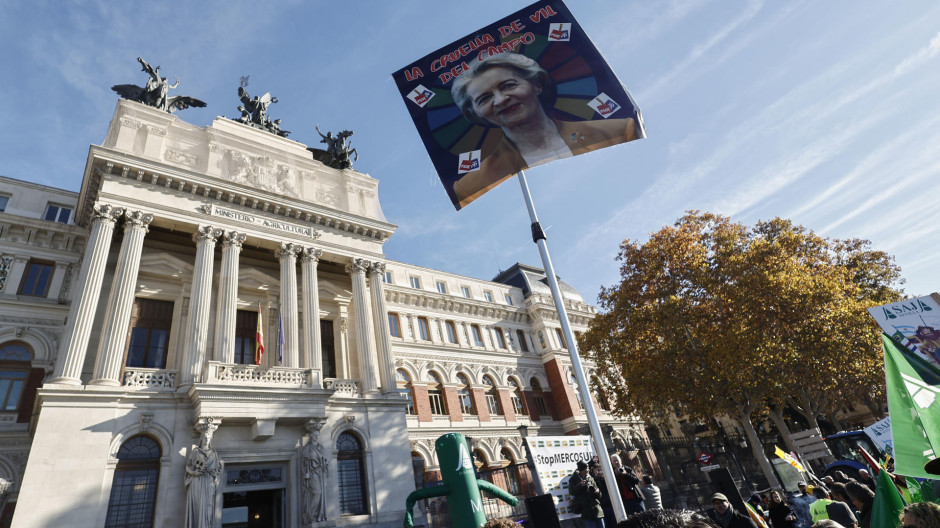 Pancarta contra Von der Leyen frente al Ministerio de Agricultura