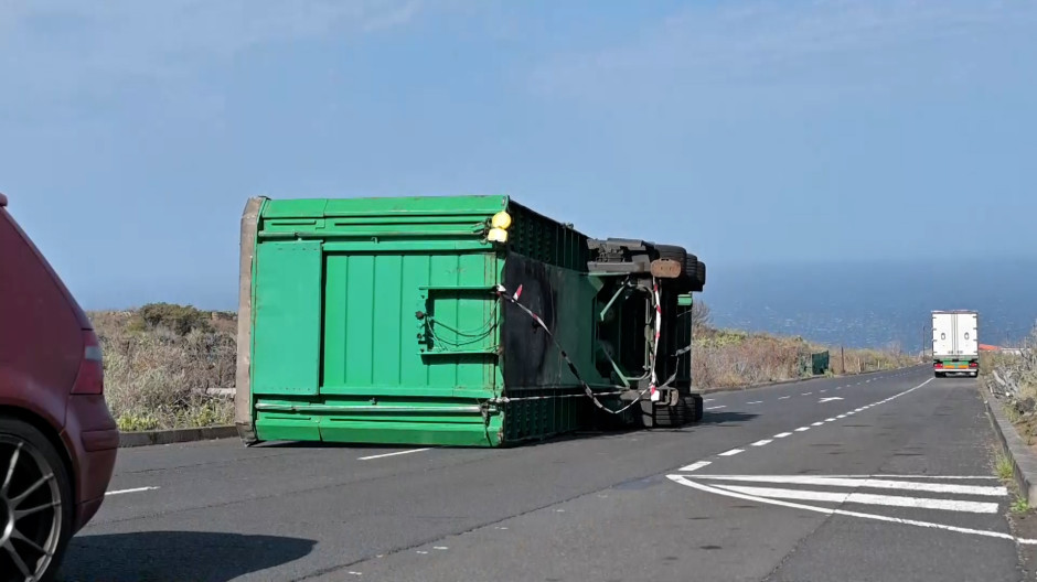 Camión caído debido a la borrasca Dorothea en Canarias