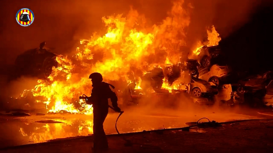 Arde un cementerio de coches en Catarroja