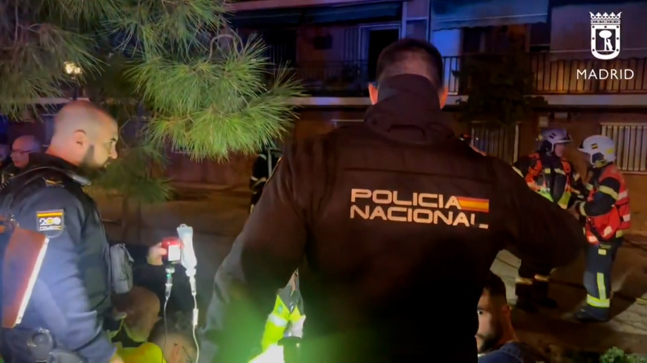 Policía y bomberos rescatan a una pareja de ancianos en San Blas (Madrid)