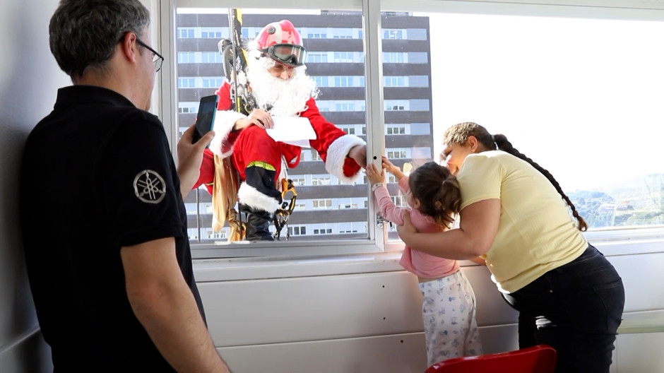 Papá Noel llega en tirolina y cargado de regalos para los niños del hospital Can Ruti de Badalona