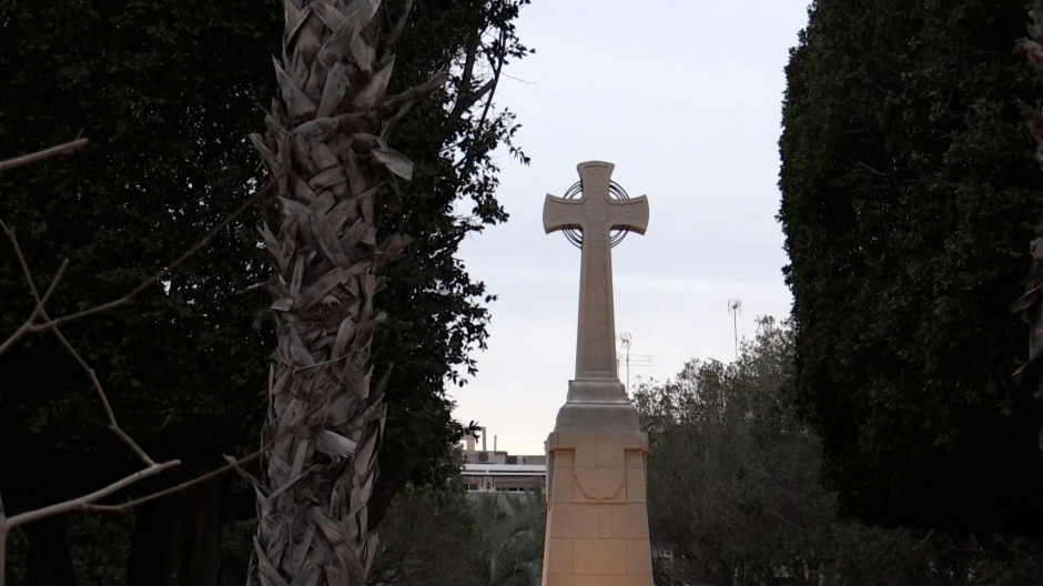 Elche resignifica una Cruz a los caídos en nombre de la concordia