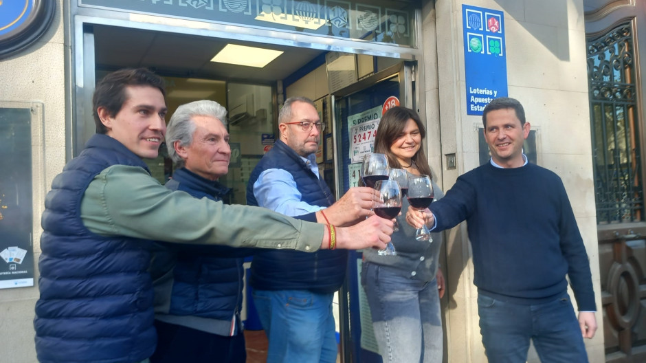 La administración Carmen de Muro del Carmen de Logroño brinda tras vender el primer premio de la Lotería de Navidad, el Gordo' de 2024