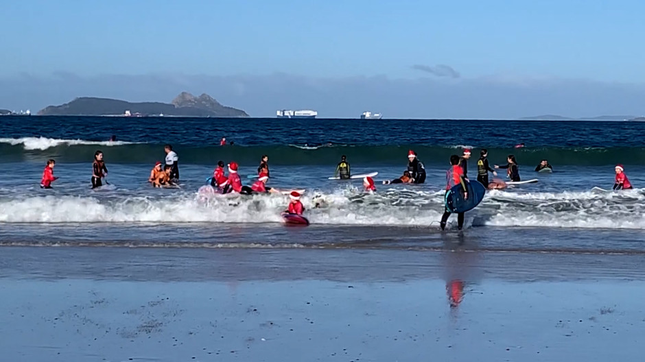 Una playa de Nigrán se llena de 'papanoeles' surferos para ayudar a los afectados por la dana