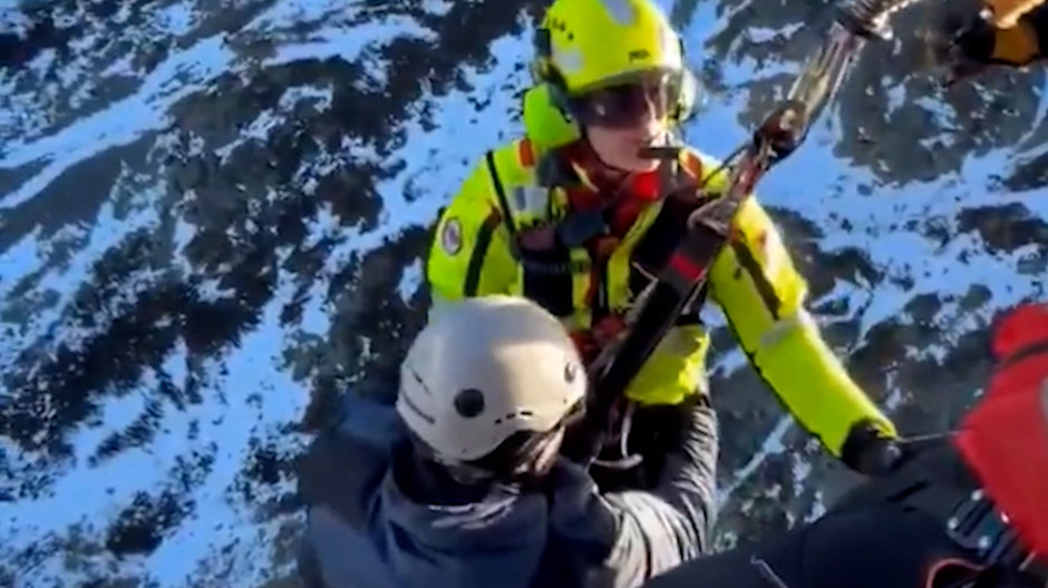 Momento del rescate en helicóptero