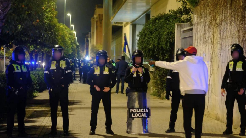 Familiares y amigos del vendedor ambulante protestan por su muerte en Sevilla