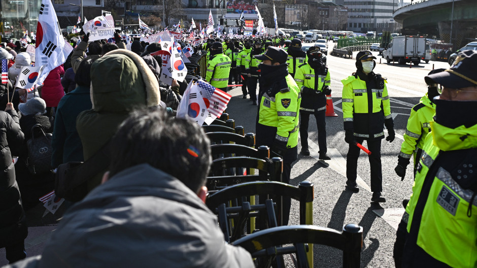 La policía contiene a los seguidores del presidente surcoreano suspendido