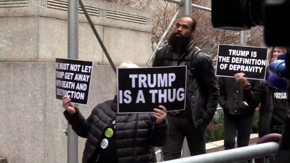 Manifestantes contra Trump frente a la Corte de Nueva York