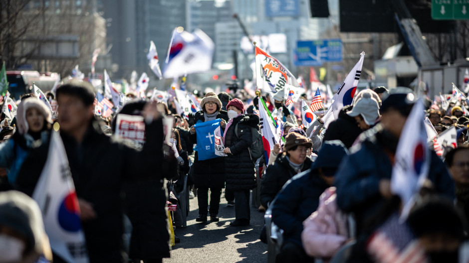 Manifestantes en Seúl a favor de la destitución del presidente Yoon Suk Yeol