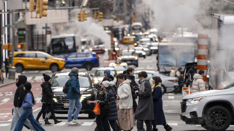 Habitantes de Nueva York cruzando la calle