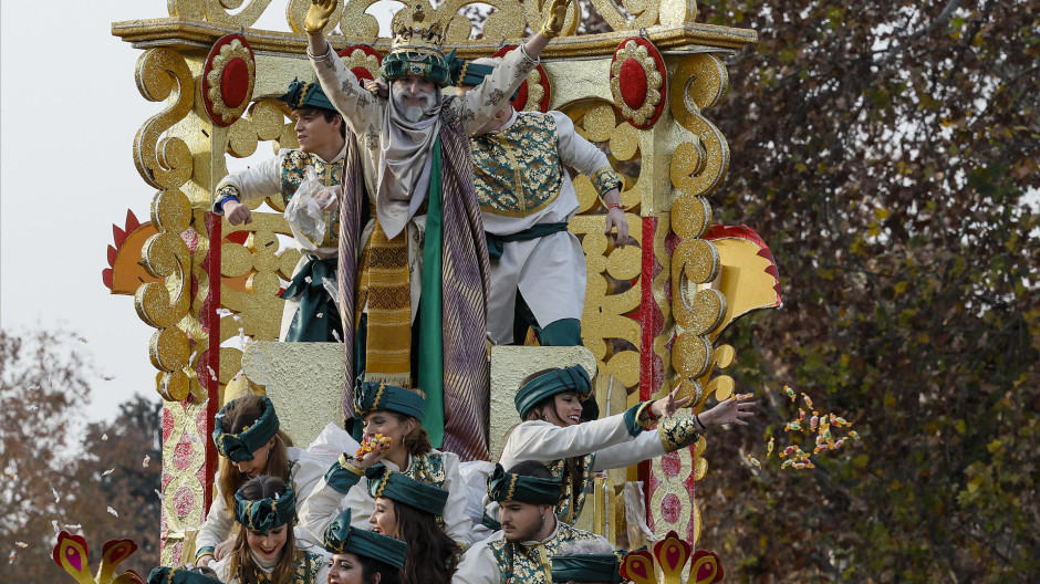 La Reyes Magos brillan en una cabalgata de Sevilla que logra anticiparse a la lluvia