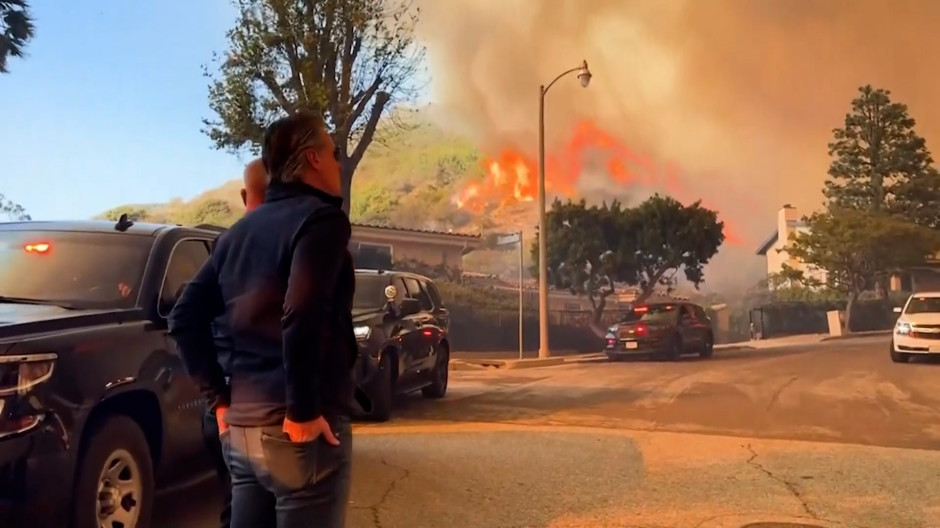 Un incendio en Los Ángeles avanza sin control y ya ha forzado la evacuación de 30.000 personas