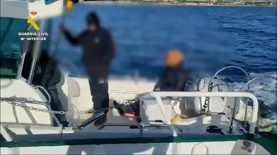 La Guardia Civil rescata a tres personas que navegaban a la deriva en Tarragona