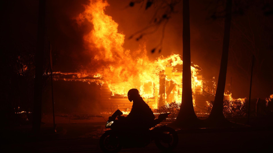 Más de 80.000 evacuados por los incendios en Los Ángeles: «Solo hemos podido hacer dos mochilas»