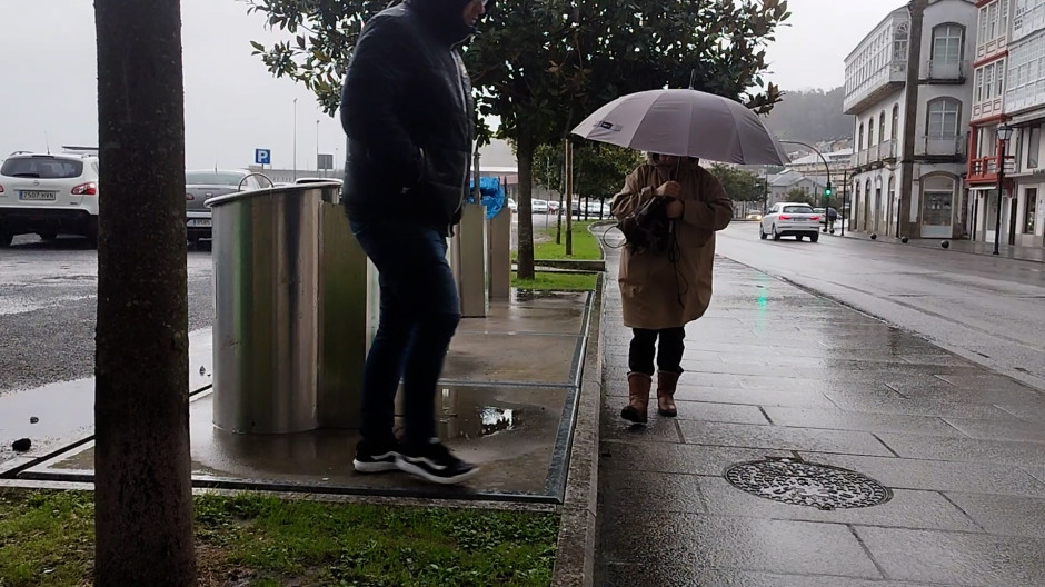 Varias personas caminan en Viveiro, Lugo, Galicia