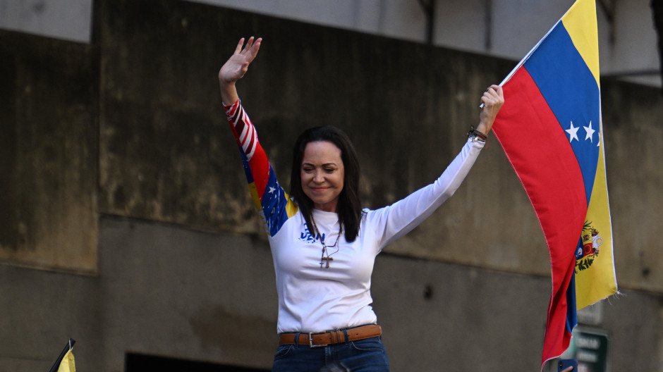 La líder opositora venezolana María Corina Machado ondea una bandera nacional durante una protesta convocada por la oposición en vísperas de la investidura presidencial, en Caracas el 9 de enero de 2025