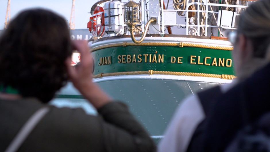 Ciudadanos guardando cola para visitar el buque Juan Sebastián Elcano