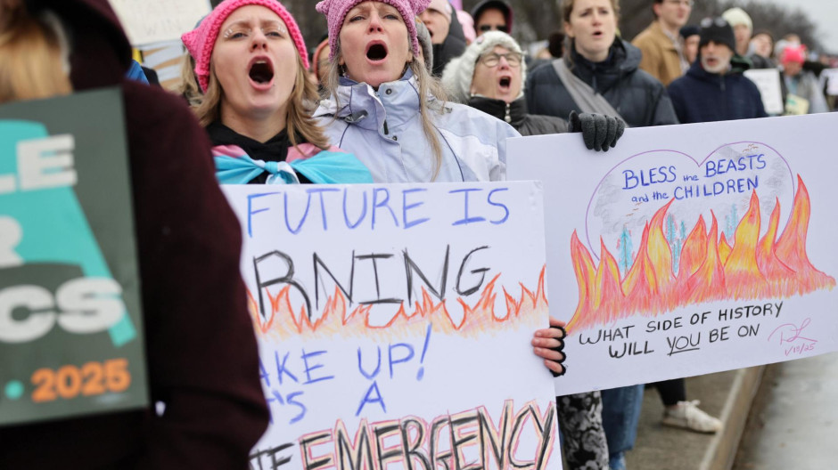 Un grupo de mujeres sostienen unas pancartas durante la manifestación contra el regreso de Donald Trump en Washington D.C.