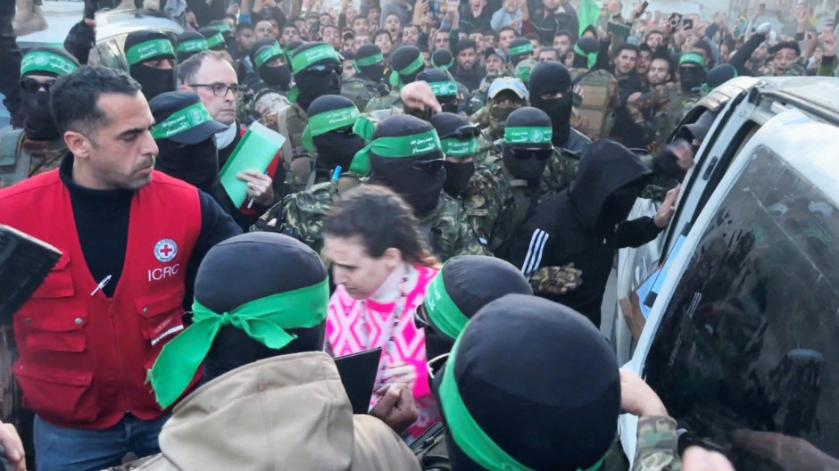 Imagen de la liberación de las tres rehenes en manos de Hamás, en Gaza