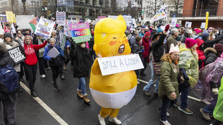 Manifestantes en contra de la administración entrante de Trump, marchan hacia el Monumento a Lincoln en Washington, DC, Estados Unidos, 18 de enero de 2025. La manifestación tiene lugar dos días antes de la to