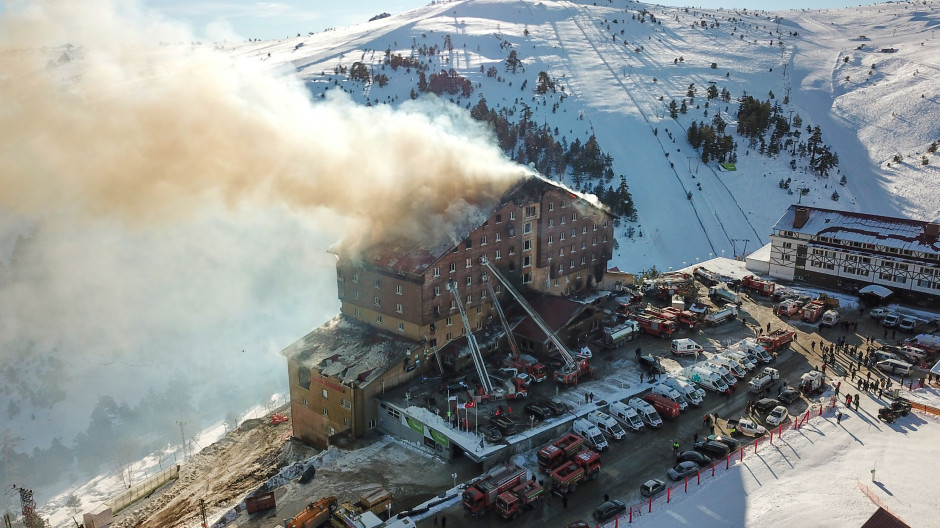 Imagen aérea de un incendio en el cuarto piso del hotel de 11 pisos en la estación de esquí Kartalkaya de Bolu