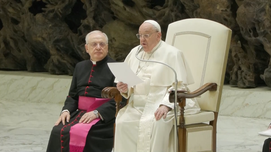 El papa Francisco saluda  a los peregrinos de lengua española durante la Audiencia General