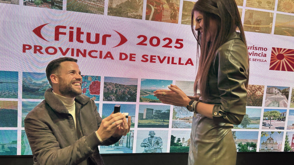 Empresario sorprende en Fitur al interrumpir su presentación para pedir matrimonio a su novia