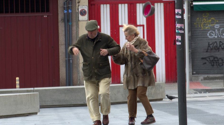 Una pareja de ancianos es sorprendida por golpe de viento en el País Vasco