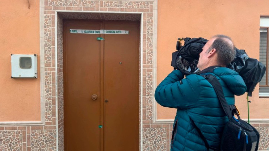 La puerta de la casa donde han hallado el cuerpo de la mujer